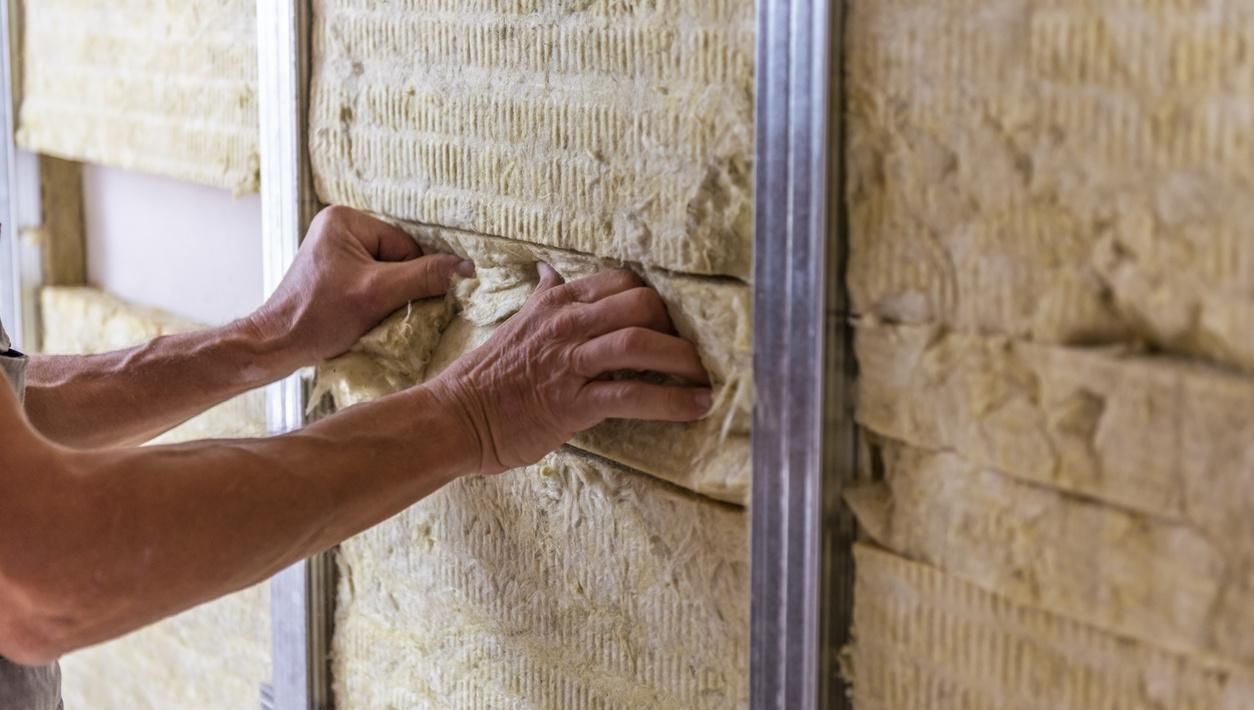 Mann legger isolasjon